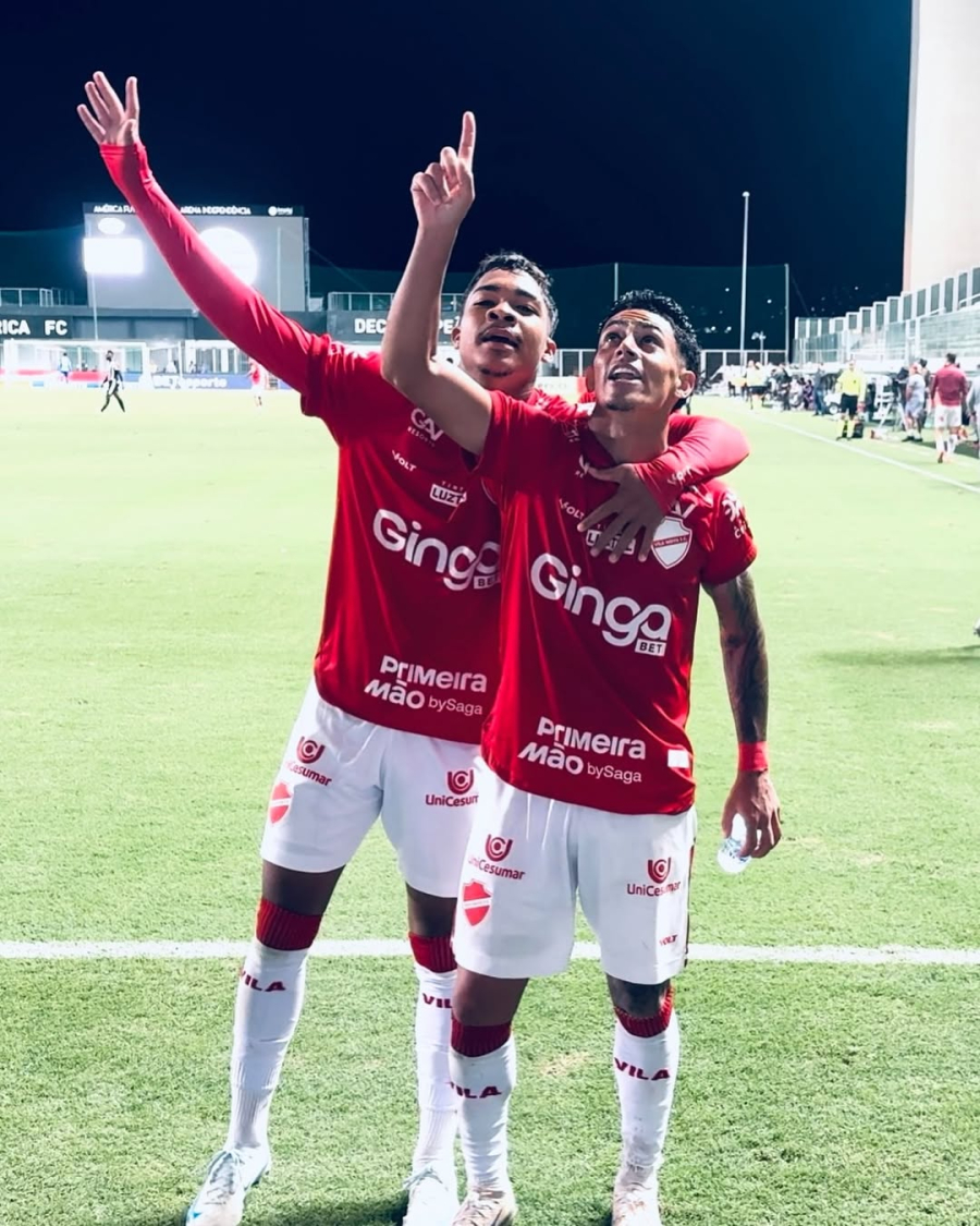 Vila Nova vence o Athletic nos acréscimos e assume a liderança da Série B