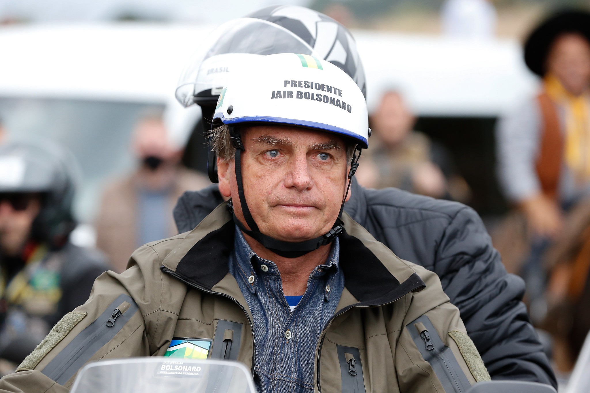 É #FAKE que foto mostre Bolsonaro levando o 'Careca do INSS' em garupa de moto; imagem foi criada com inteligência artificial