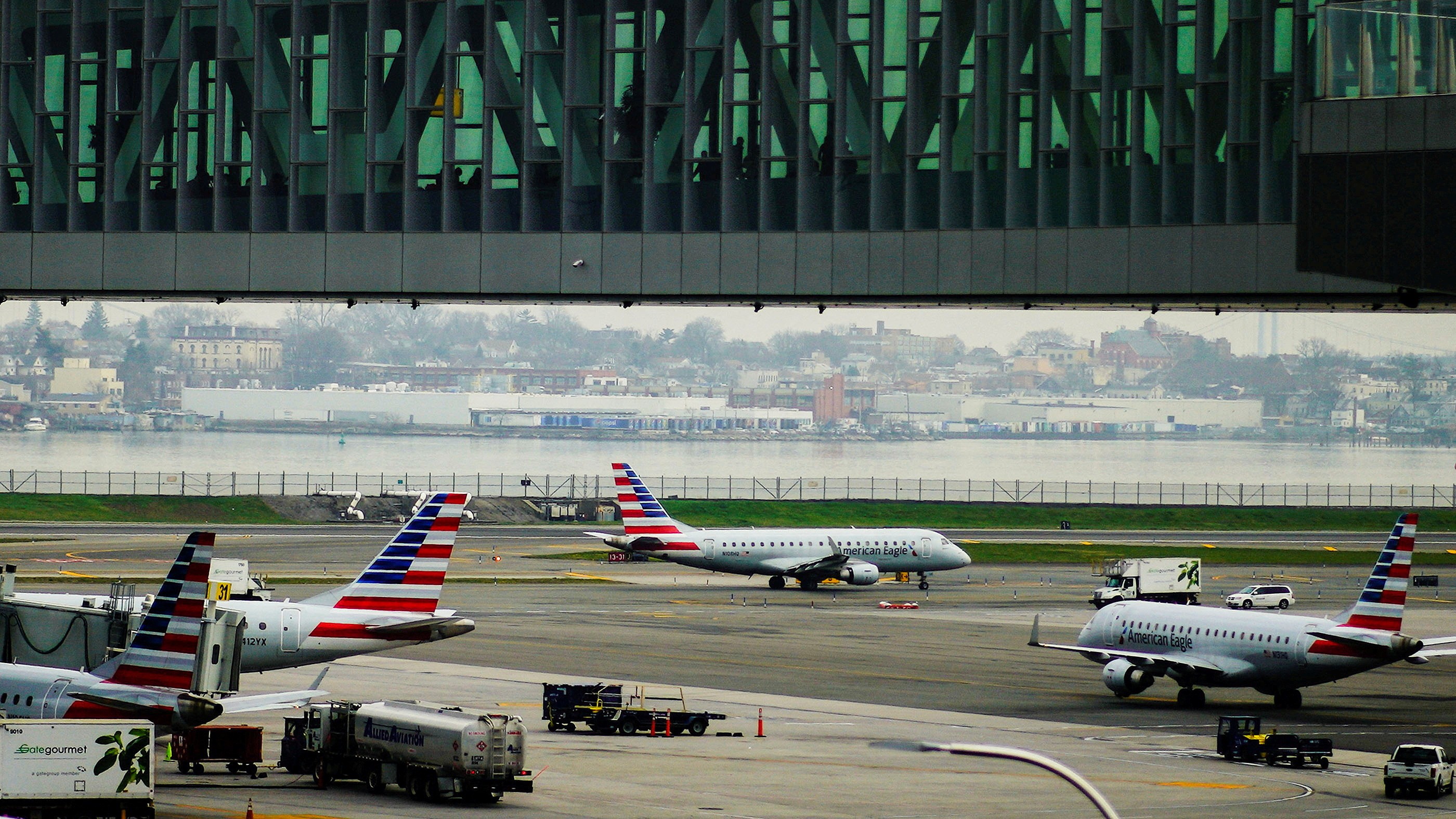 Avião aborta decolagem para evitar colisão em aeroporto de Nova York