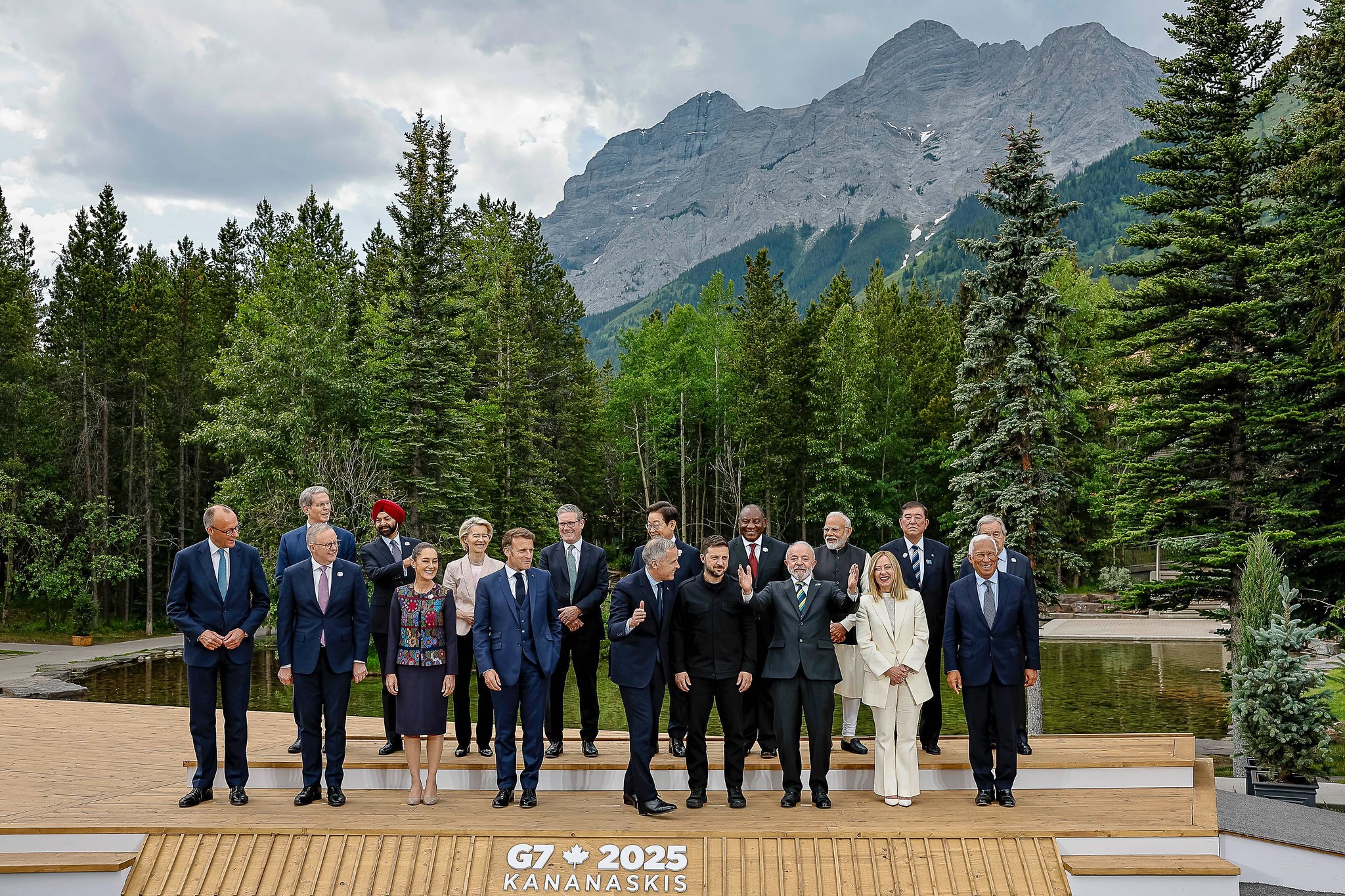 Lula fica ao lado de Zelensky em foto oficial de líderes do G7 e de países convidados