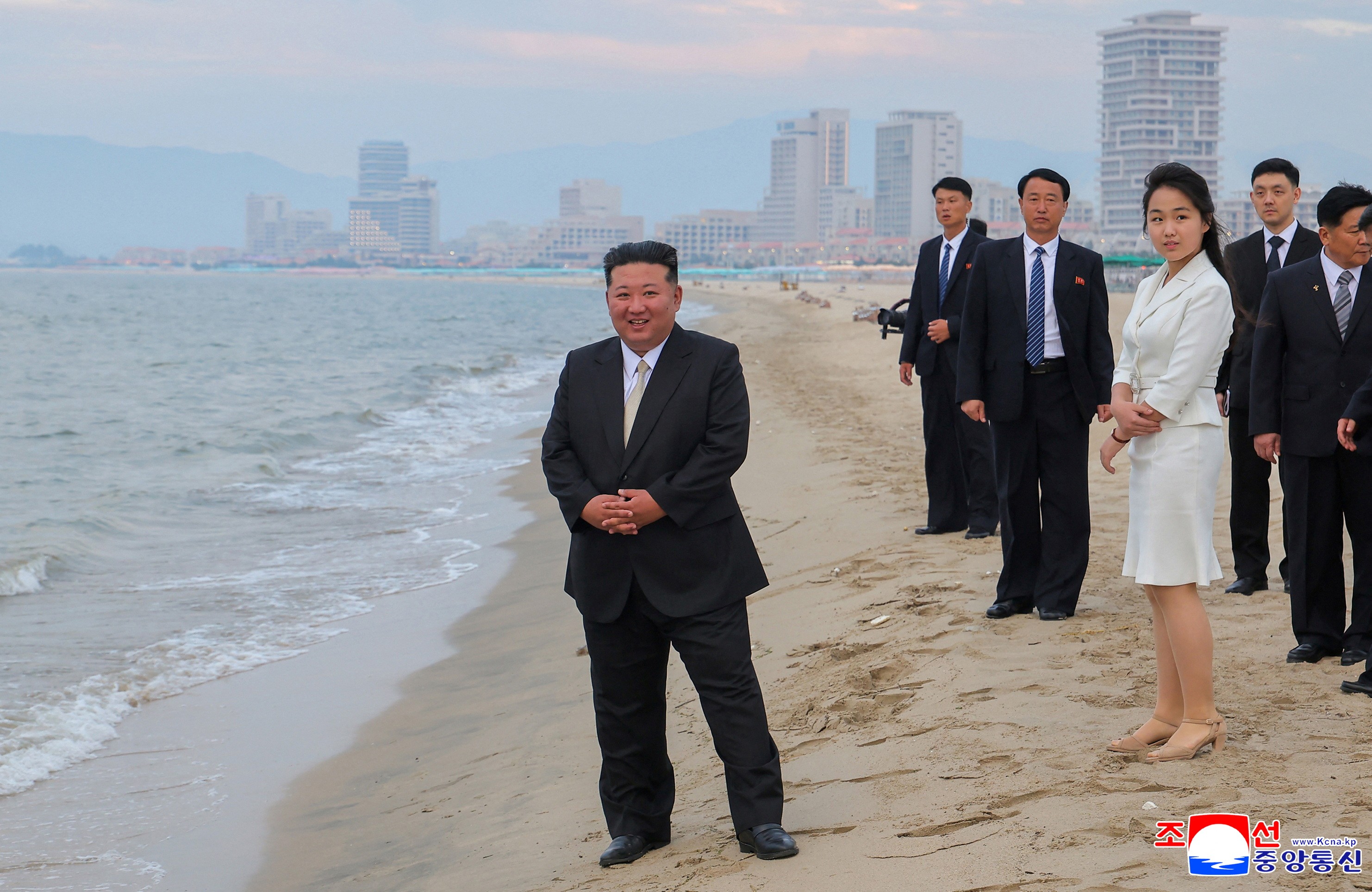 Coreia do Norte inaugura complexo turístico com festa liderada por Kim Jong-un